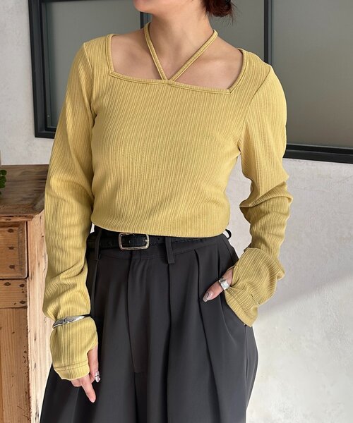 Thevon（ゼボン）の「チャーム付きホルターネックリブプルオーバー（Tシャツ/カットソー・レディース・ベージュ/アイボリー/ブラック/レッド/イエロー・FREE）」の4枚目の写真