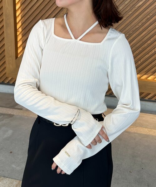 Thevon（ゼボン）の「チャーム付きホルターネックリブプルオーバー（Tシャツ/カットソー・レディース・ベージュ/アイボリー/ブラック・FREE）」の1枚目の写真