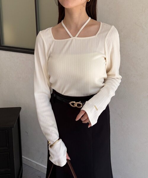 Thevon（ゼボン）の「チャーム付きホルターネックリブプルオーバー（Tシャツ/カットソー・レディース・ベージュ/アイボリー/ブラック・FREE）」の5枚目の写真