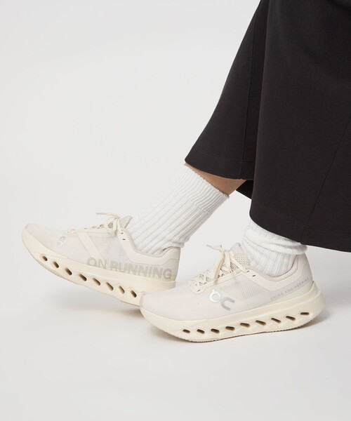 On（オン）の「＜On＞Cloudsurfer Next スニーカー（スニーカー・レディース・ベージュ・23cm/24.5cm/23.5cm/25cm/24cm）」の3枚目の写真