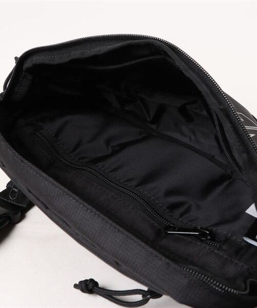 NEW ERA(ニューエラ)の「NEW ERA/ニューエラ ウエストポーチ EXPLORER WAIS NE LOGO エクスプローラーウエストバッグ 3L NEW ERA 14655356(ボディバッグ/ウエストポーチ・メンズ・ブラック・FREE)」の4枚目の写真