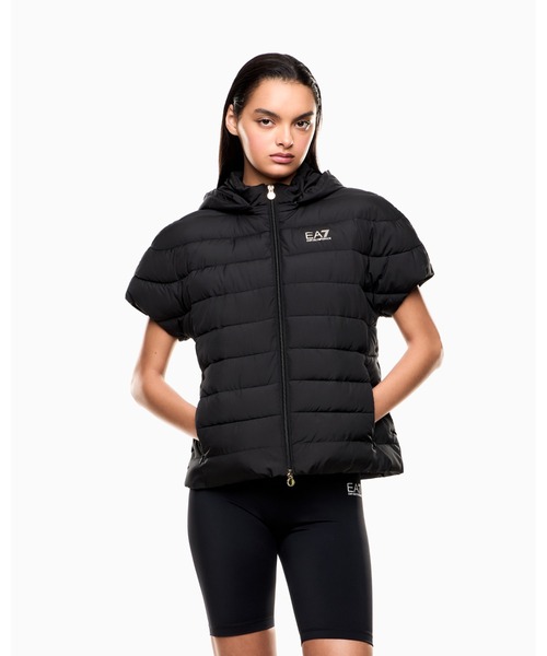 EMPORIO ARMANI EA7(エンポリオアルマーニイーエーセブン)の「<オンライン限定>【エンポリオ アルマーニ EA7】Core Lady 半袖パデッドジャケット ナイロン(ダウンジャケット/コート・レディース・ブラック・MEDIUM/LARGE/X-SMALL/SMALL)」の1枚目の写真