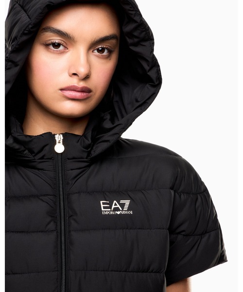 EMPORIO ARMANI EA7(エンポリオアルマーニイーエーセブン)の「<オンライン限定>【エンポリオ アルマーニ EA7】Core Lady 半袖パデッドジャケット ナイロン(ダウンジャケット/コート・レディース・ブラック・MEDIUM/LARGE/X-SMALL/SMALL)」の3枚目の写真