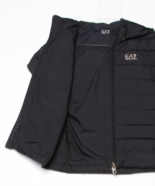 EMPORIO ARMANI EA7(エンポリオアルマーニイーエーセブン)の「<オンライン限定>【エンポリオ アルマーニ EA7】Core Lady 半袖パデッドジャケット ナイロン(ダウンジャケット/コート・レディース・ブラック・MEDIUM/LARGE/X-SMALL/SMALL)」の5枚目の写真
