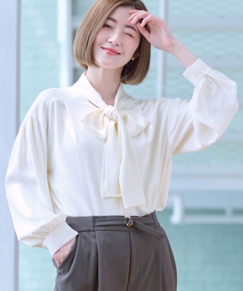 胸元の大きなボウタイがポイント！ボリュームリボンタイブラウス