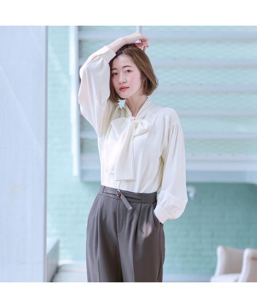 AOYAMA（アオヤマ）の「胸元の大きなボウタイがポイント！ボリュームリボンタイブラウス（シャツ/ブラウス・レディース・アイボリー/サックスブルー/ネイビー・S/M/L/LL）」の5枚目の写真