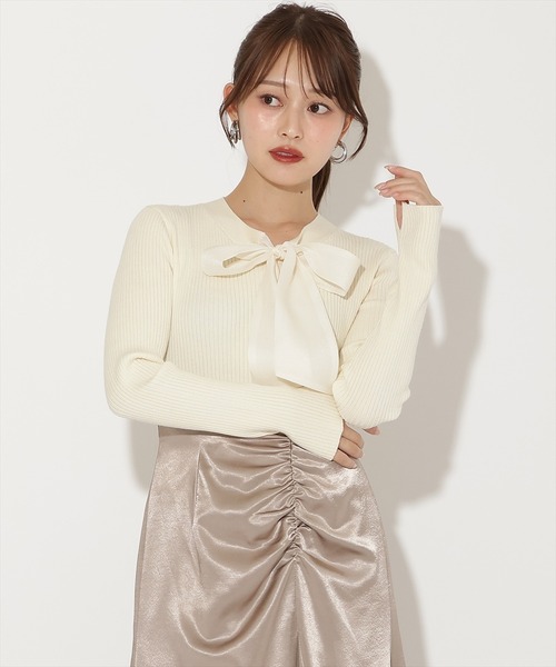 AND COUTURE(アンドクチュール)の「リボンボウタイ付きリブプルオーバー(ニット/セーター・レディース・アイボリー/ブラック/ピンク・FREE)」の2枚目の写真