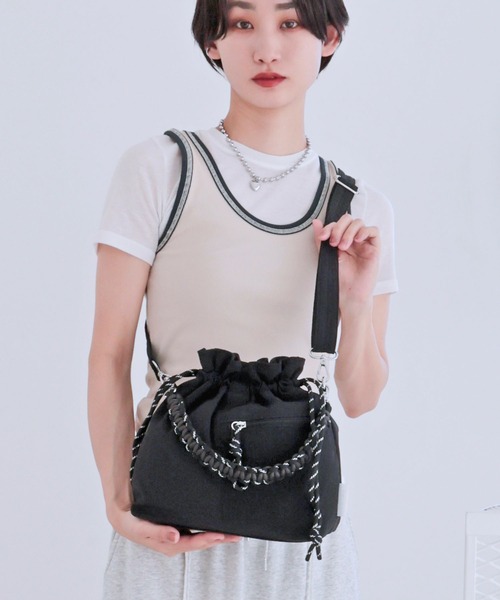 COLDE （コルデ）の「パラコードハンドル2way巾着バッグ（ショルダーバッグ・レディース・アイボリー/ブラック・FREE）」の2枚目の写真