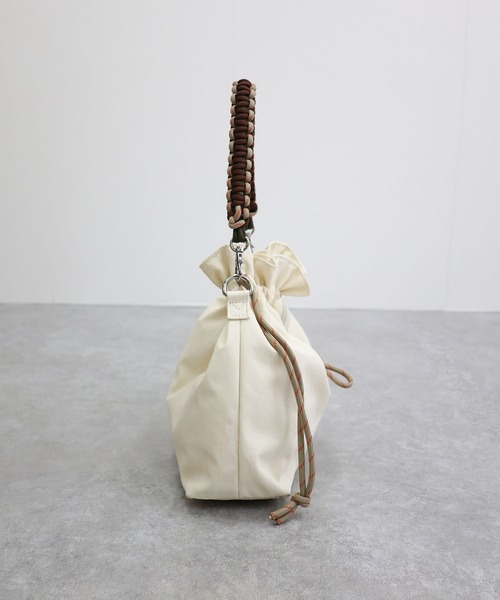 COLDE （コルデ）の「パラコードハンドル2way巾着バッグ（ショルダーバッグ・レディース・アイボリー/ブラック・FREE）」の5枚目の写真