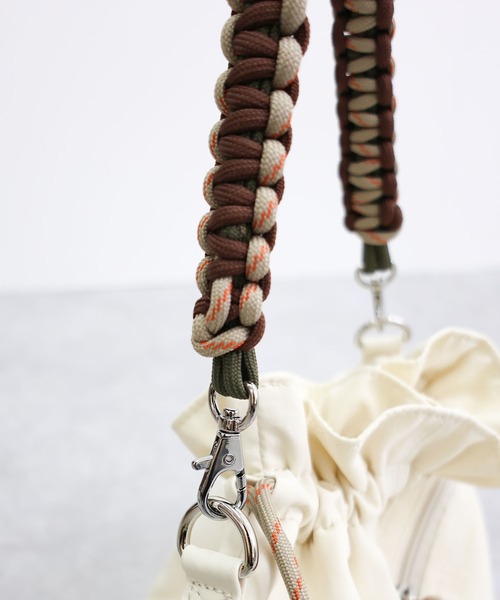 COLDE （コルデ）の「パラコードハンドル2way巾着バッグ（ショルダーバッグ・レディース・アイボリー/ブラック・FREE）」の7枚目の写真