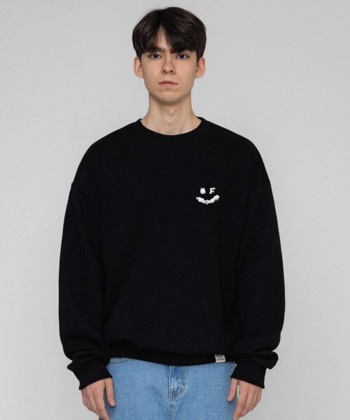 GRAVER（グレーバー）の「[ユニセックス]スモール雲ドローイングスマイルスウェット_ブラック（スウェット・レディース・ブラック・SMALL/MEDIUM/LARGE）」の2枚目の写真