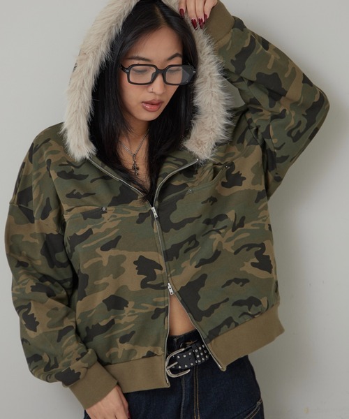 WHO'S WHO gallery（フーズフーギャラリー）の「スラッシュポケットファーパーカー（パーカー・レディース・ネイビー/ブラック/カーキ・FREE）」の2枚目の写真