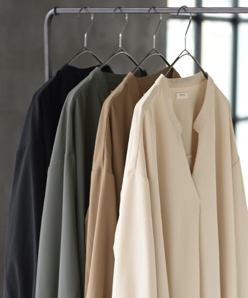 HUG.U（ハグユー）の「バックプリーツ スキッパーブラウス（シャツ/ブラウス・レディース・グレー/ブラック/ベージュ/ブラウン・FREE）」の5枚目の写真