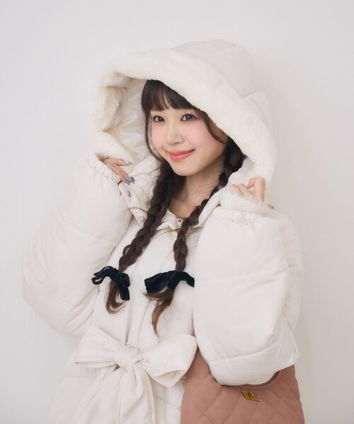 ems excite（エムズエキサイト）の「Fファーフード付中綿コート（ダウンジャケット/コート・レディース・ナチュラル/ブラック・FREE）」の4枚目の写真