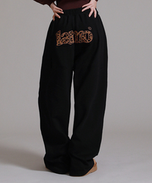 LIKE THE MOST（ライクザモースト）の「ラモレオパードヒップアップリケトレーニングピンタックワイドパンツ_ブラック（スウェットパンツ）」