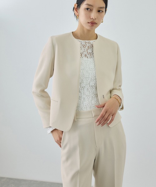 ROPE'（ロペ）の「トリアセダブルクロス クルーネックジャケット/イージーケア・セットアップ対応・26SS（ノーカラージャケット・レディース・ベージュ/ネイビー・36/38/40）」の2枚目の写真