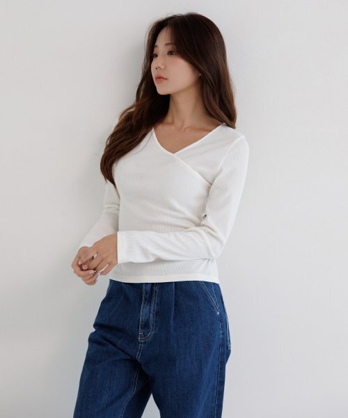 AWESOME STUDIO(オーサムスタジオ)の「Vネックリブニット長袖Tシャツホワイト(Tシャツ/カットソー・レディース・その他・FREE)」の1枚目の写真
