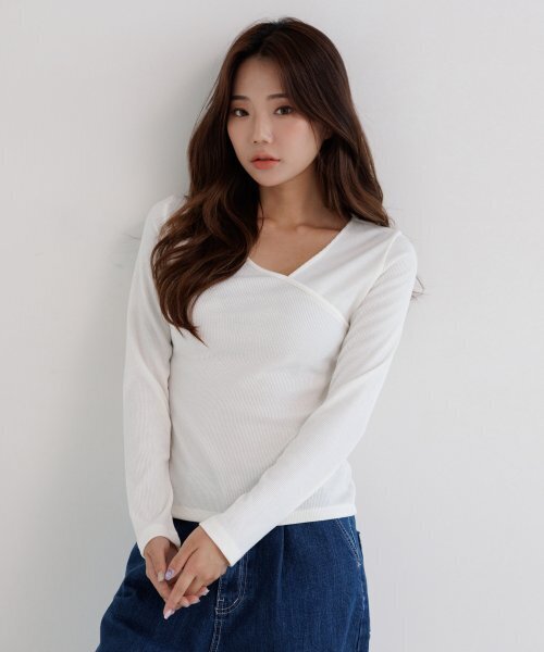 AWESOME STUDIO(オーサムスタジオ)の「Vネックリブニット長袖Tシャツホワイト(Tシャツ/カットソー・レディース・その他・FREE)」の2枚目の写真