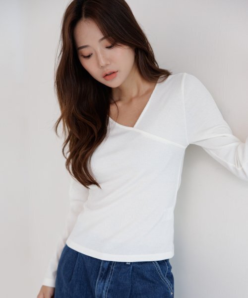AWESOME STUDIO(オーサムスタジオ)の「Vネックリブニット長袖Tシャツホワイト(Tシャツ/カットソー・レディース・その他・FREE)」の3枚目の写真