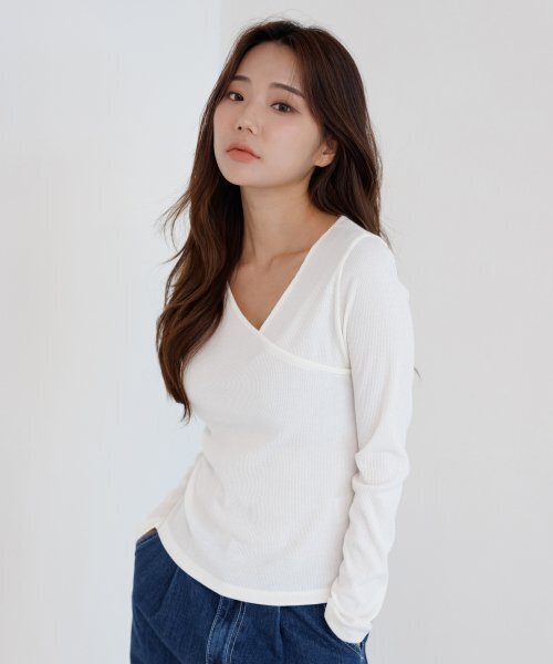 AWESOME STUDIO(オーサムスタジオ)の「Vネックリブニット長袖Tシャツホワイト(Tシャツ/カットソー・レディース・その他・FREE)」の4枚目の写真