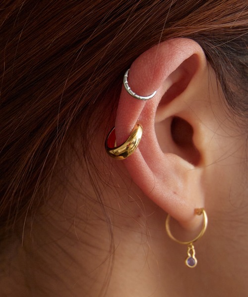 TOM WOOD（トムウッド）の「TOM WOOD / トムウッド Ear Cuff Thick GOLD ゴールドカラー シルバー925 イヤーカフ 2026年 夏 夏服（イヤーカフ・メンズ・ゴールド・S）」の2枚目の写真
