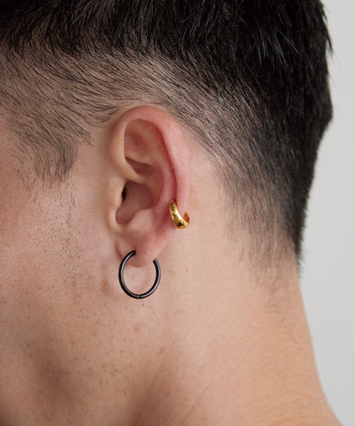 TOM WOOD（トムウッド）の「TOM WOOD / トムウッド Ear Cuff Thick GOLD ゴールドカラー シルバー925 イヤーカフ 2026年 夏 夏服（イヤーカフ・メンズ・ゴールド・S）」の4枚目の写真
