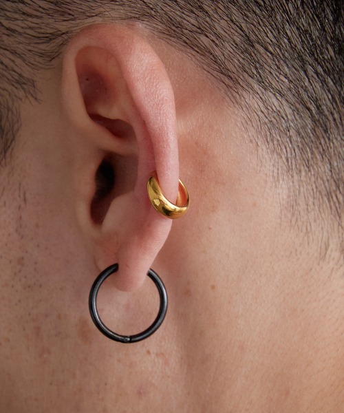 TOM WOOD（トムウッド）の「TOM WOOD / トムウッド Ear Cuff Thick GOLD ゴールドカラー シルバー925 イヤーカフ 2026年 夏 夏服（イヤーカフ・メンズ・ゴールド・S）」の5枚目の写真