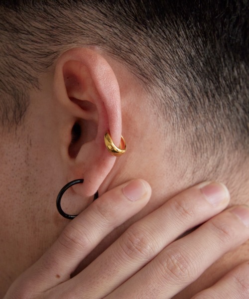 TOM WOOD（トムウッド）の「TOM WOOD / トムウッド Ear Cuff Thick GOLD ゴールドカラー シルバー925 イヤーカフ 2026年 夏 夏服（イヤーカフ・メンズ・ゴールド・S）」の6枚目の写真