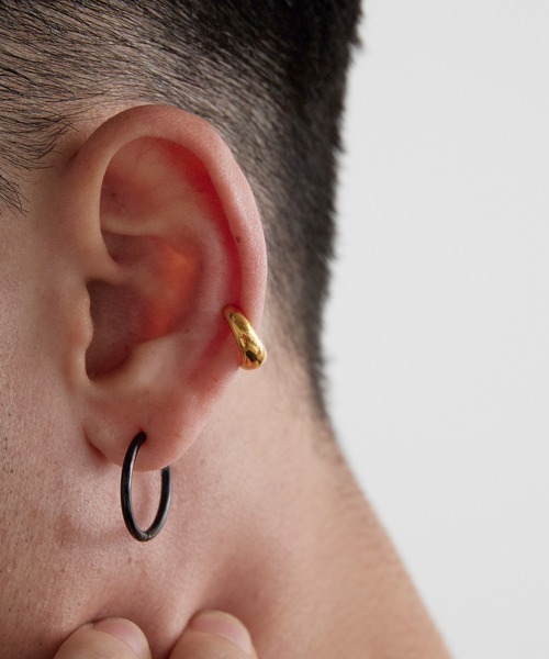 TOM WOOD（トムウッド）の「TOM WOOD / トムウッド Ear Cuff Thick GOLD ゴールドカラー シルバー925 イヤーカフ 2026年 夏 夏服（イヤーカフ・メンズ・ゴールド・S）」の7枚目の写真