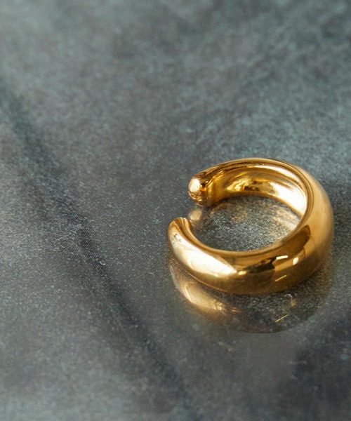 TOM WOOD（トムウッド）の「TOM WOOD / トムウッド Ear Cuff Thick GOLD ゴールドカラー シルバー925 イヤーカフ 2026年 夏 夏服（イヤーカフ・メンズ・ゴールド・S）」の8枚目の写真