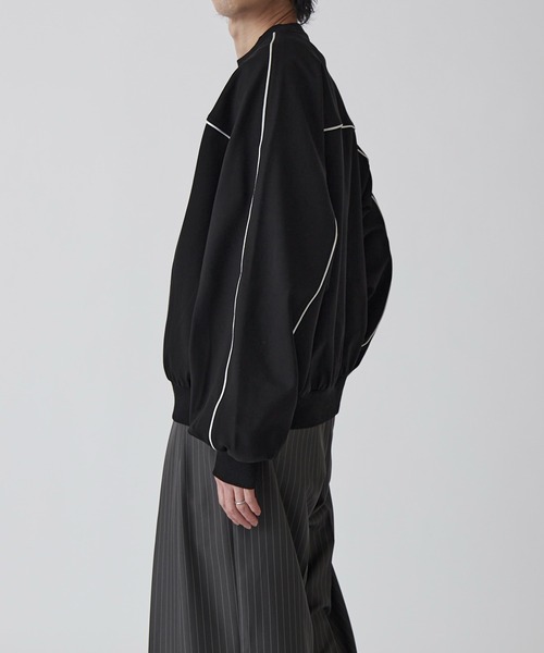 Lui's（ルイス）の「【Neucon】PIPING BALLOON PONTE SWEAT / パイピングバルーンポンチスウェットプルオーバー（スウェット・メンズ・ブラック/ライトグレー・1/2）」の4枚目の写真