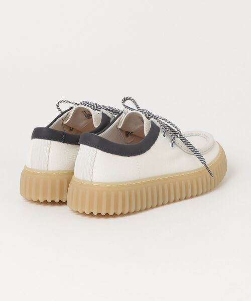 Clarks(クラークス)の「Torhill Lo / トーヒルロー (ホワイトキャンバス)(モカシン/デッキシューズ・メンズ・ホワイト・UK8.5/UK8/UK7.5/UK7/UK6.5/UK10/UK9.5/UK9/UK6/UK10.5)」の2枚目の写真