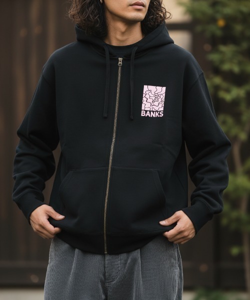 BANKS(バンクス)の「HOODIE/BANKS JOURNAL/バンクスジャーナル バッグプリント ロゴプリント ジップパーカー(パーカー・メンズ・ブラック/ブラウン/ホワイト・MEDIUM/LARGE)」の2枚目の写真