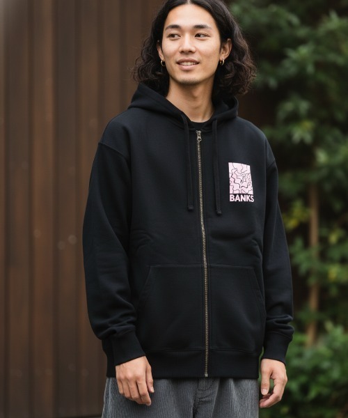 BANKS(バンクス)の「HOODIE/BANKS JOURNAL/バンクスジャーナル バッグプリント ロゴプリント ジップパーカー(パーカー・メンズ・ブラック/ブラウン/ホワイト・MEDIUM/LARGE)」の9枚目の写真