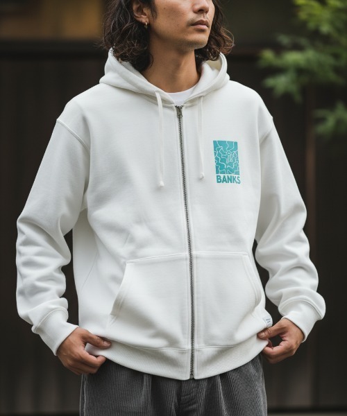 BANKS(バンクス)の「HOODIE/BANKS JOURNAL/バンクスジャーナル バッグプリント ロゴプリント ジップパーカー(パーカー・メンズ・ブラック/ブラウン/ホワイト・MEDIUM/LARGE)」の8枚目の写真