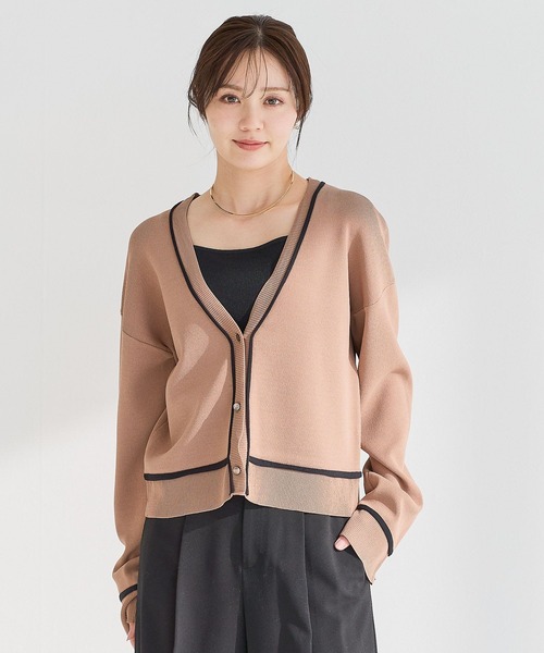 Andemiu(アンデミュウ)の「ショートVネックカーディガン641359(カーディガン/ボレロ・レディース・モカ/オフホワイト/オレンジ/ネイビー・FREE)」の3枚目の写真