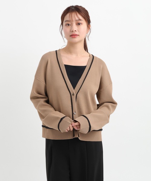 Andemiu(アンデミュウ)の「ショートVネックカーディガン641359(カーディガン/ボレロ・レディース・モカ/オフホワイト/オレンジ/ネイビー・FREE)」の18枚目の写真