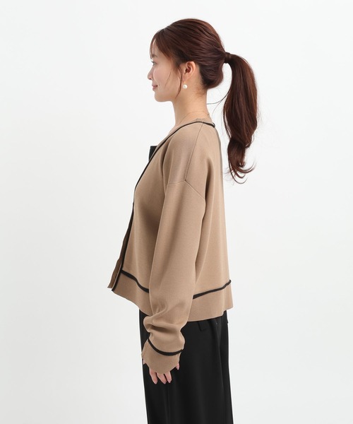 Andemiu(アンデミュウ)の「ショートVネックカーディガン641359(カーディガン/ボレロ・レディース・モカ/オフホワイト/オレンジ/ネイビー・FREE)」の11枚目の写真