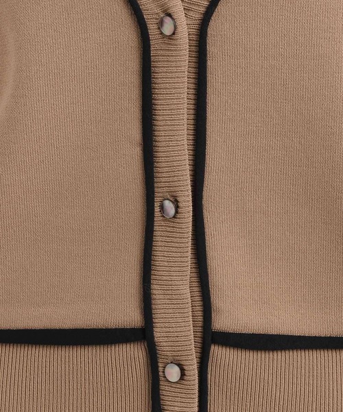 Andemiu(アンデミュウ)の「ショートVネックカーディガン641359(カーディガン/ボレロ・レディース・モカ/オフホワイト/オレンジ/ネイビー・FREE)」の6枚目の写真