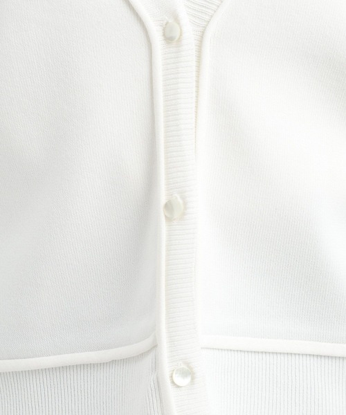 Andemiu(アンデミュウ)の「ショートVネックカーディガン641359(カーディガン/ボレロ・レディース・モカ/オフホワイト/オレンジ/ネイビー・FREE)」の7枚目の写真