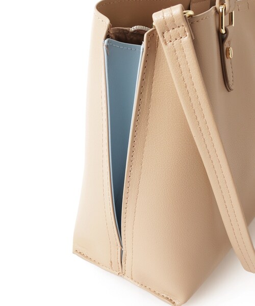 SHOO・LA・RUE（シューラルー）の「【2WAY】さりげないサイド配色がポイント きれいめトートバッグ（トートバッグ・レディース・アイボリー/ブラック/ブラウン系その他・00）」の11枚目の写真