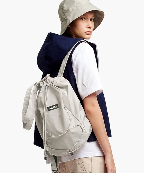 AIGLE(エーグル)の「撥水 ライト&コンパクト 巾着バックパック 15L(バックパック/リュック・レディース・オレンジ/ホワイト/ダークネイビー・FREE)」の1枚目の写真