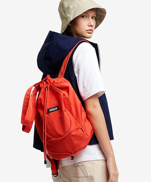 AIGLE(エーグル)の「撥水 ライト&コンパクト 巾着バックパック 15L(バックパック/リュック・レディース・オレンジ/ホワイト/ダークネイビー・FREE)」の3枚目の写真