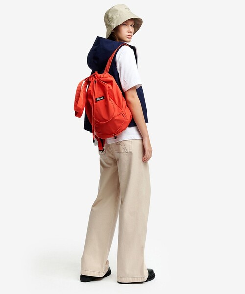 AIGLE(エーグル)の「撥水 ライト&コンパクト 巾着バックパック 15L(バックパック/リュック・レディース・オレンジ/ホワイト/ダークネイビー・FREE)」の20枚目の写真