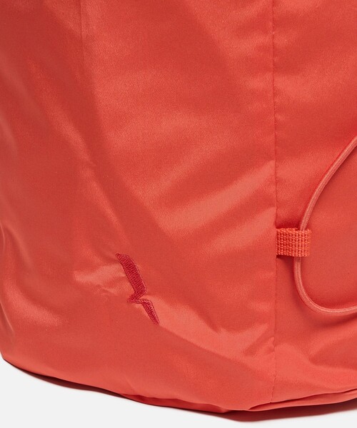 AIGLE(エーグル)の「撥水 ライト&コンパクト 巾着バックパック 15L(バックパック/リュック・レディース・オレンジ/ホワイト/ダークネイビー・FREE)」の8枚目の写真