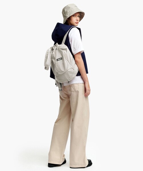 AIGLE(エーグル)の「撥水 ライト&コンパクト 巾着バックパック 15L(バックパック/リュック・レディース・オレンジ/ホワイト/ダークネイビー・FREE)」の13枚目の写真