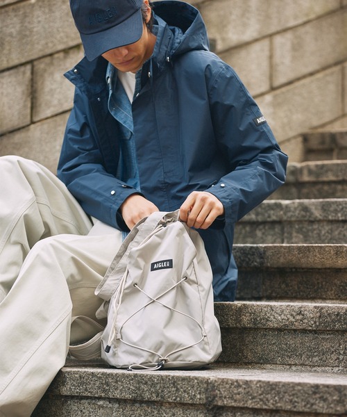 AIGLE（エーグル）の「撥水 ライト＆コンパクト パッカブル巾着バックパック 15L（バックパック/リュック・レディース・オレンジ/ホワイト/ダークネイビー/モスグリーン/ダークブルー・FREE）」の6枚目の写真
