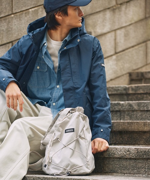 AIGLE（エーグル）の「撥水 ライト＆コンパクト パッカブル巾着バックパック 15L（バックパック/リュック・レディース・オレンジ/ホワイト/ダークネイビー/モスグリーン/ダークブルー・FREE）」の7枚目の写真