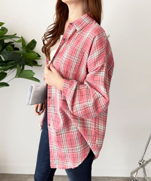 Amulet(アミュレット)の「ルーズシルエットでこなれ感 チェック柄ルーズシャツ(シャツ/ブラウス・レディース・ブルー/ピンク/ホワイト・L/M/S)」の3枚目の写真