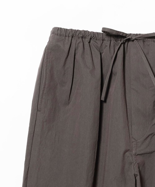 BRILLA per il gusto（ブリッラペルイルグースト）の「ORCIVAL / コットンナイロン ワイドイージーパンツ（その他パンツ・メンズ・オリーブ/チャコールグレー・4/5）」の4枚目の写真